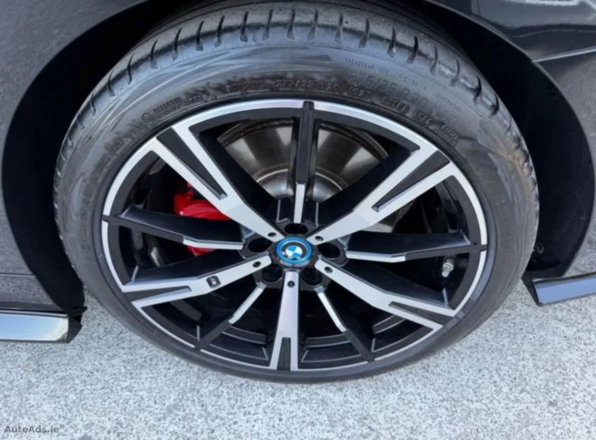 2025 BMW 5-Series – photo 10