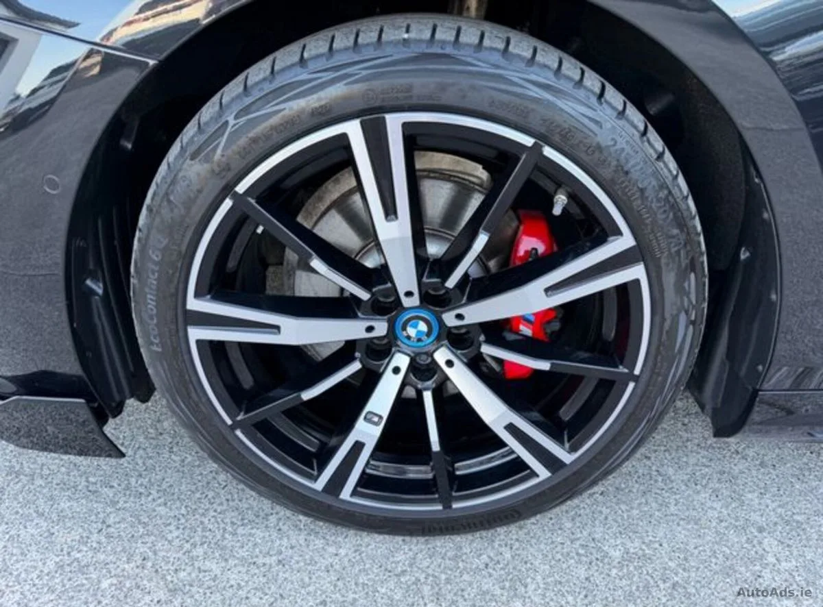 2025 BMW 5-Series – photo 11