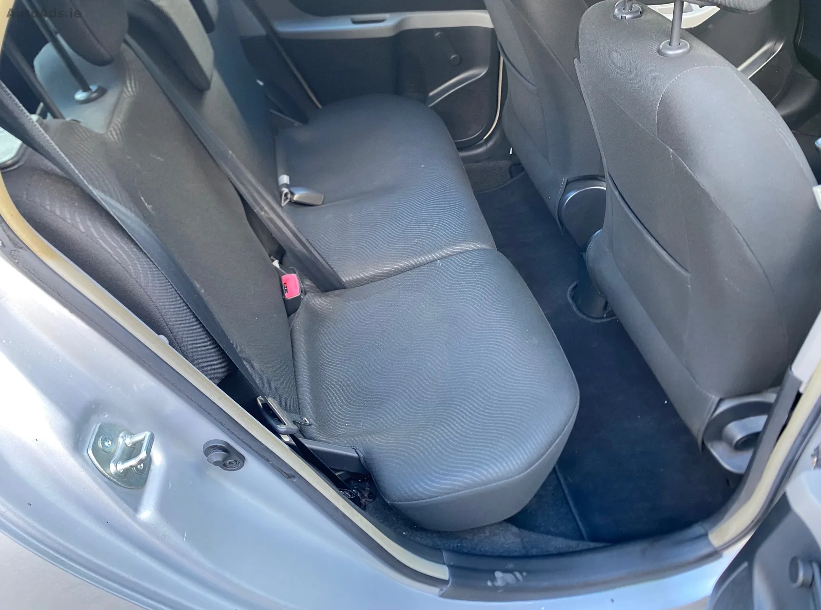 2011 Toyota Yaris – photo 6