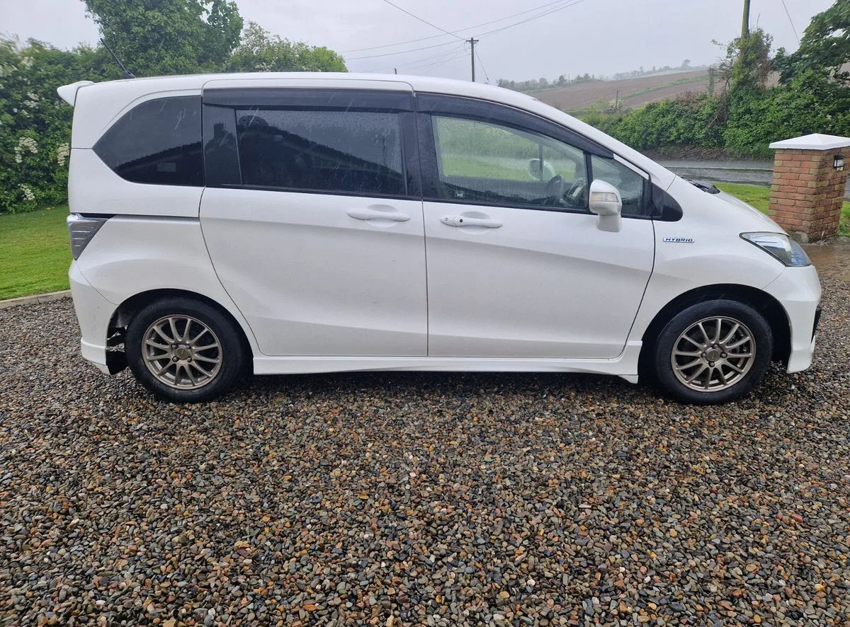 2013 Honda Freed – photo 2
