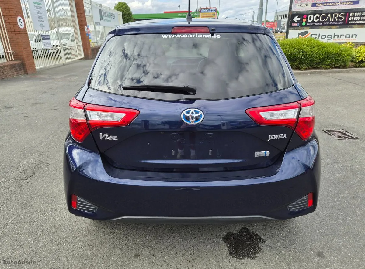 2017 Toyota Vitz – photo 4