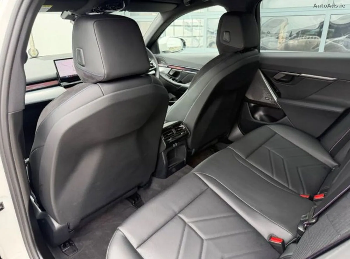 2025 BMW 5-Series – photo 14