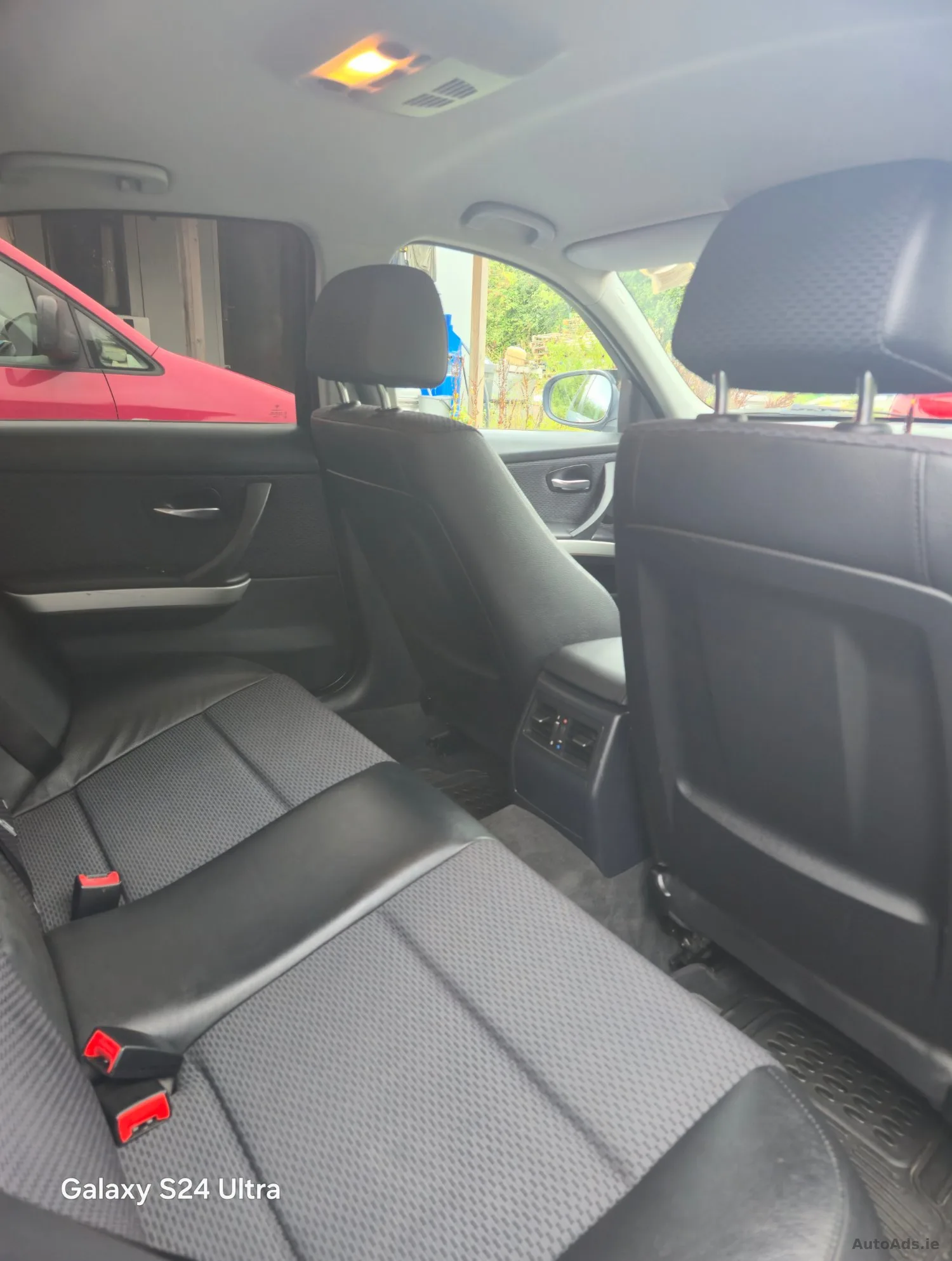 2010 BMW 3 Series – photo 2