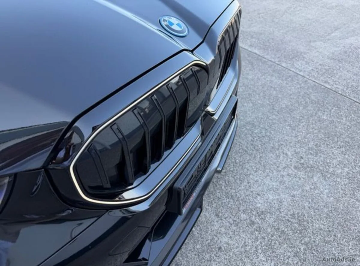 2025 BMW 5-Series – photo 7