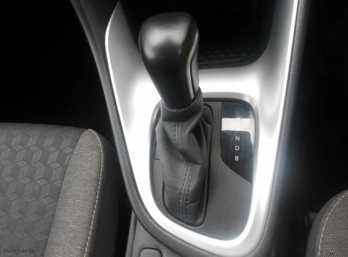 2023 Toyota Yaris – photo 2