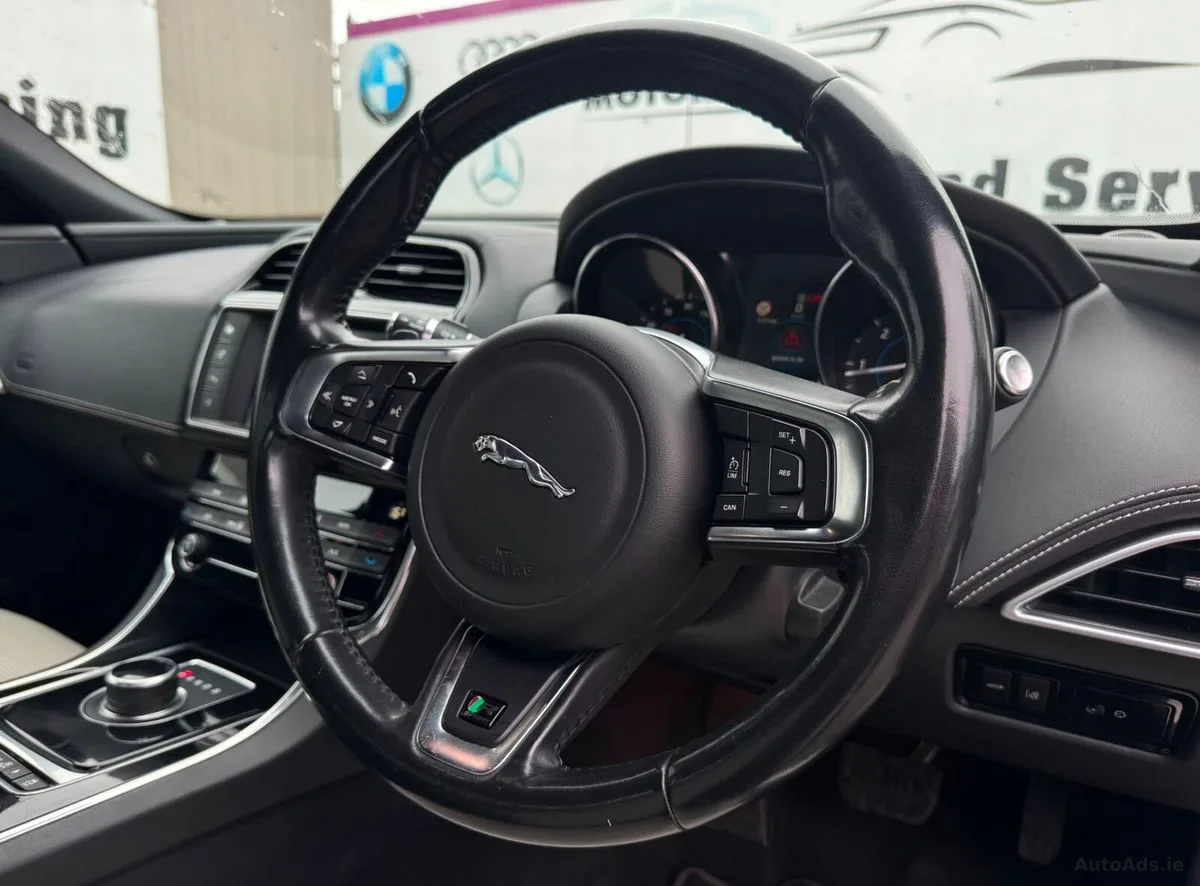 2017 Jaguar XE – photo 17