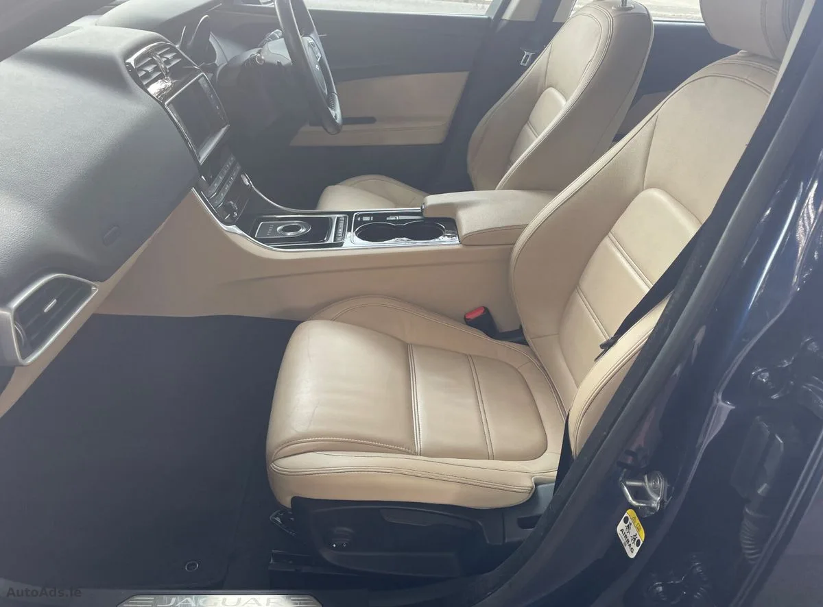 2015 Jaguar XE – photo 2