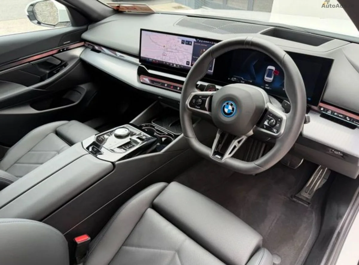 2025 BMW 5-Series – photo 18