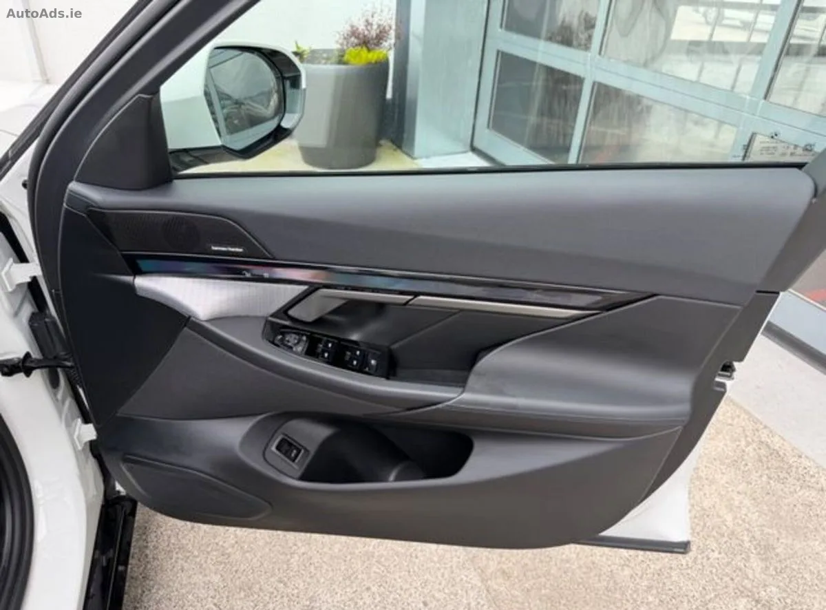 2025 BMW 5-Series – photo 16