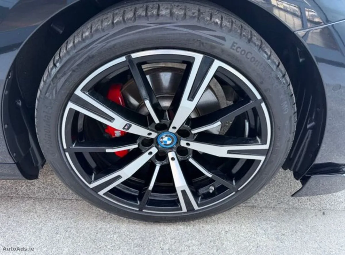 2025 BMW 5-Series – photo 8