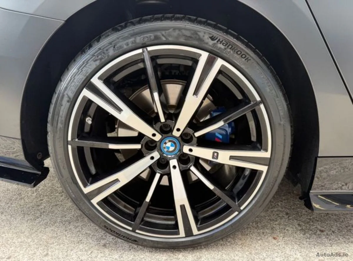 2025 BMW 5-Series – photo 9