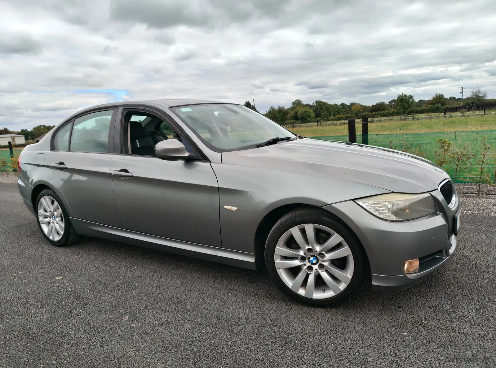 2011 BMW 3 Series – photo 2
