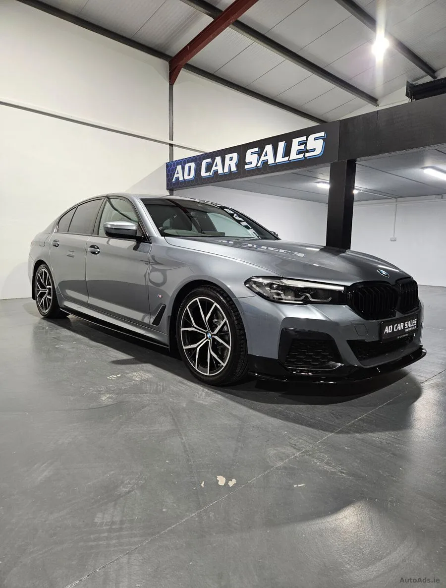 2022 BMW 5-Series – photo 2