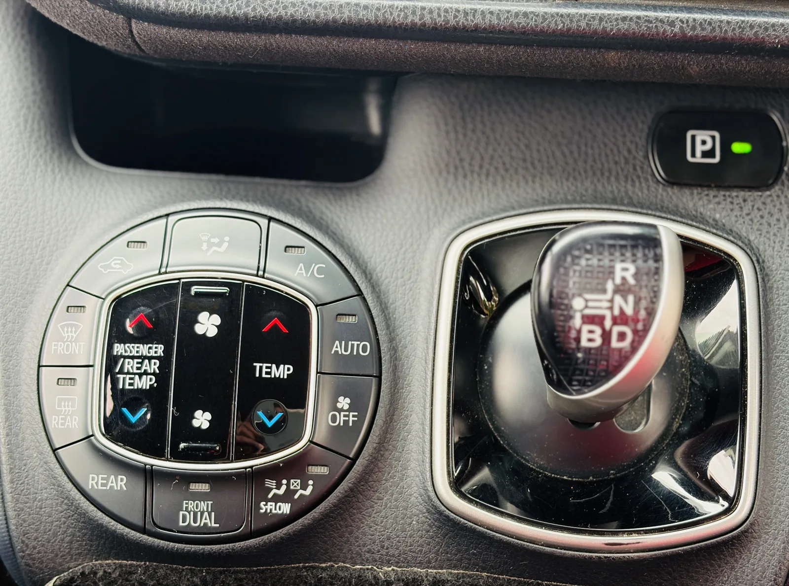 2015 Toyota Voxy – photo 8