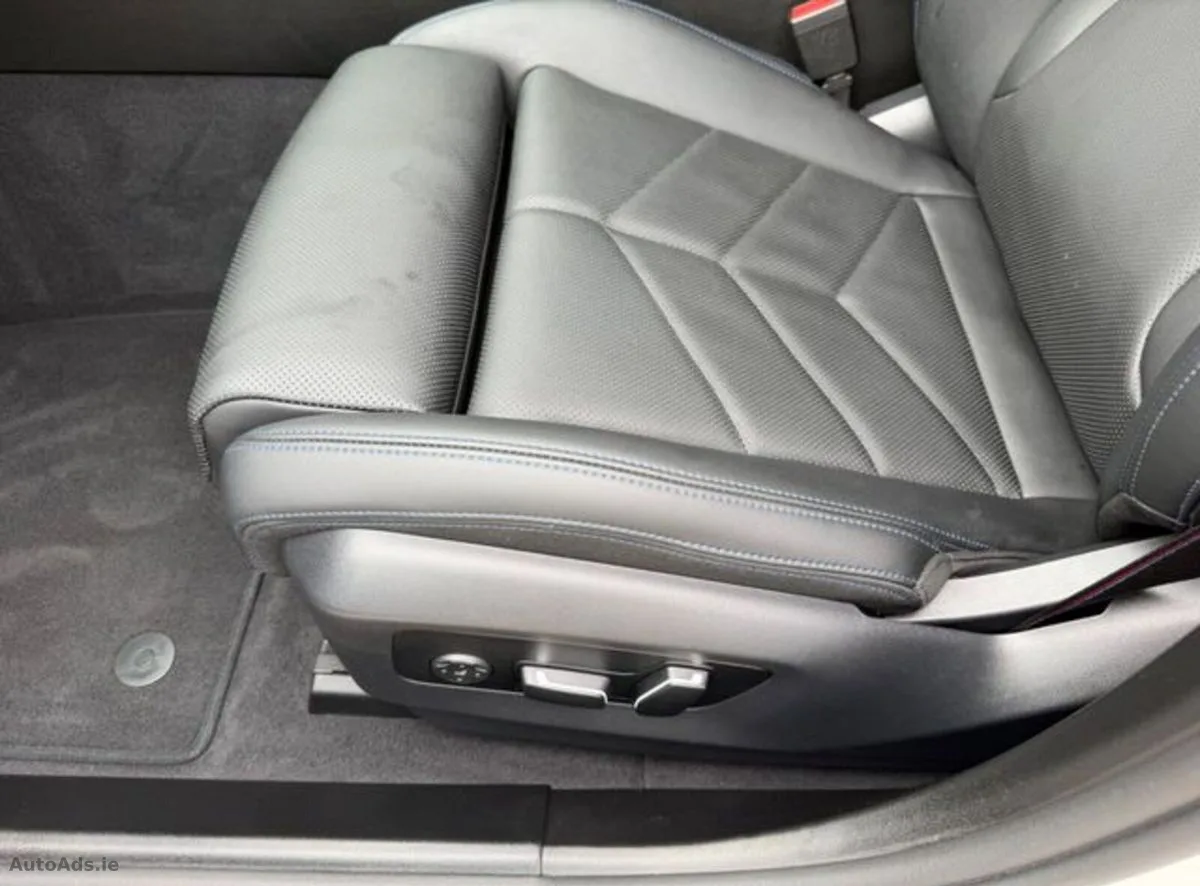 2025 BMW 5-Series – photo 12