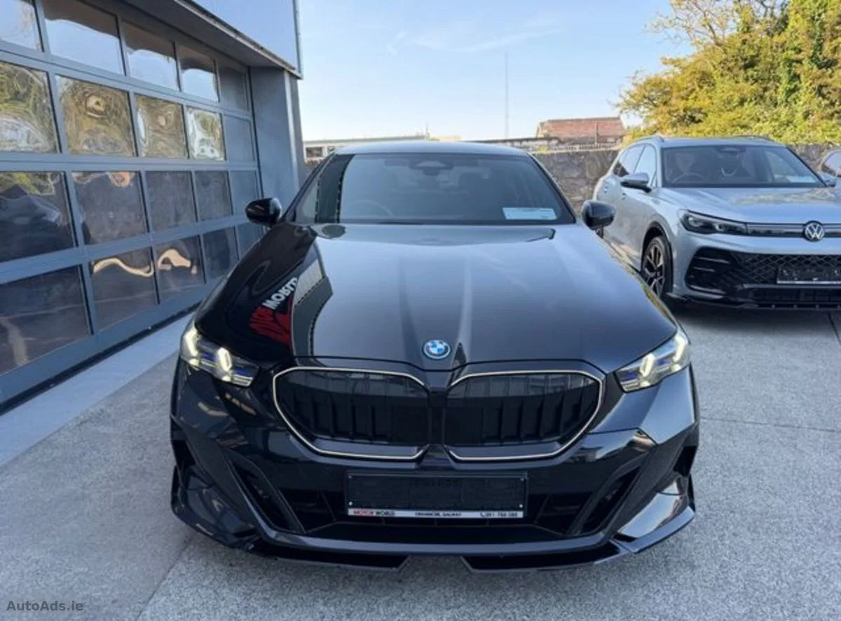 2025 BMW 5-Series – photo 6