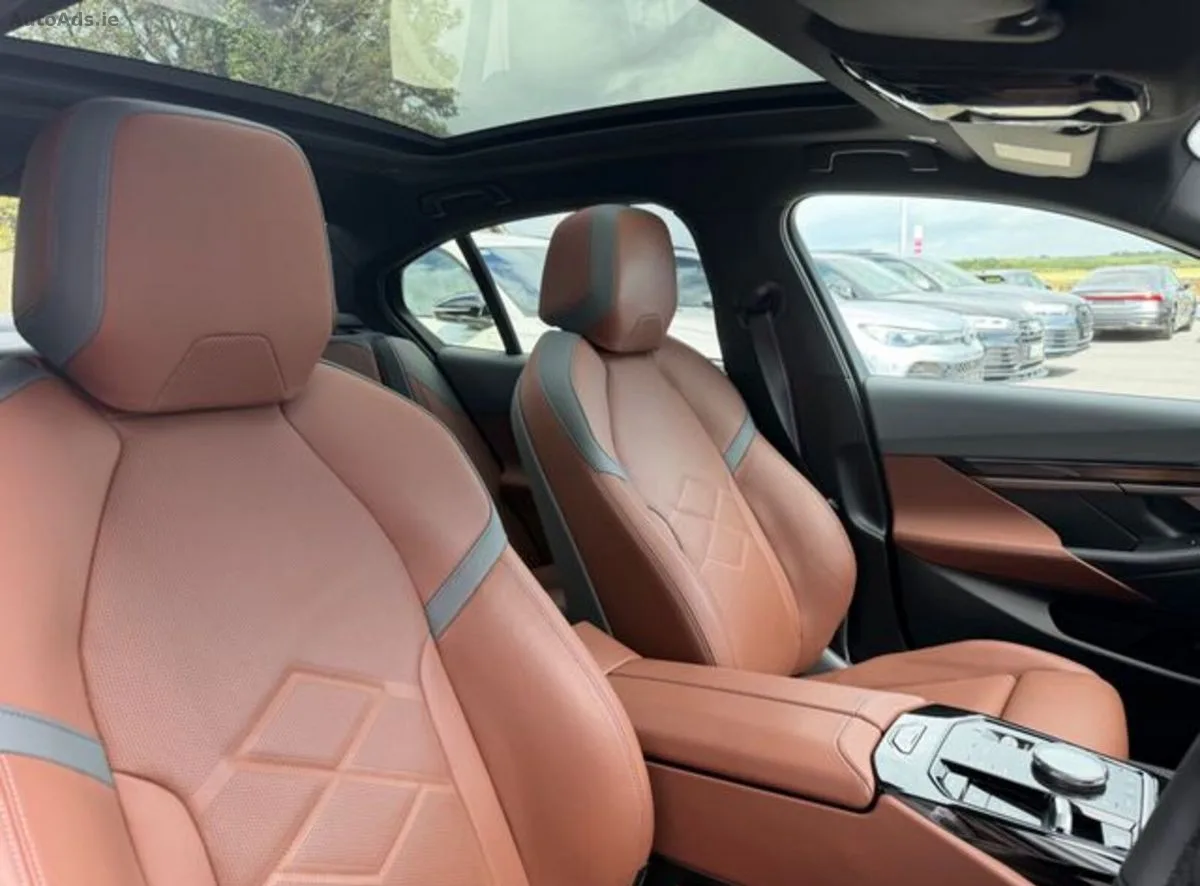 2025 BMW 5-Series – photo 15