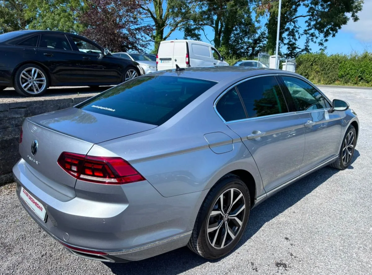 2022 Volkswagen Passat – photo 2
