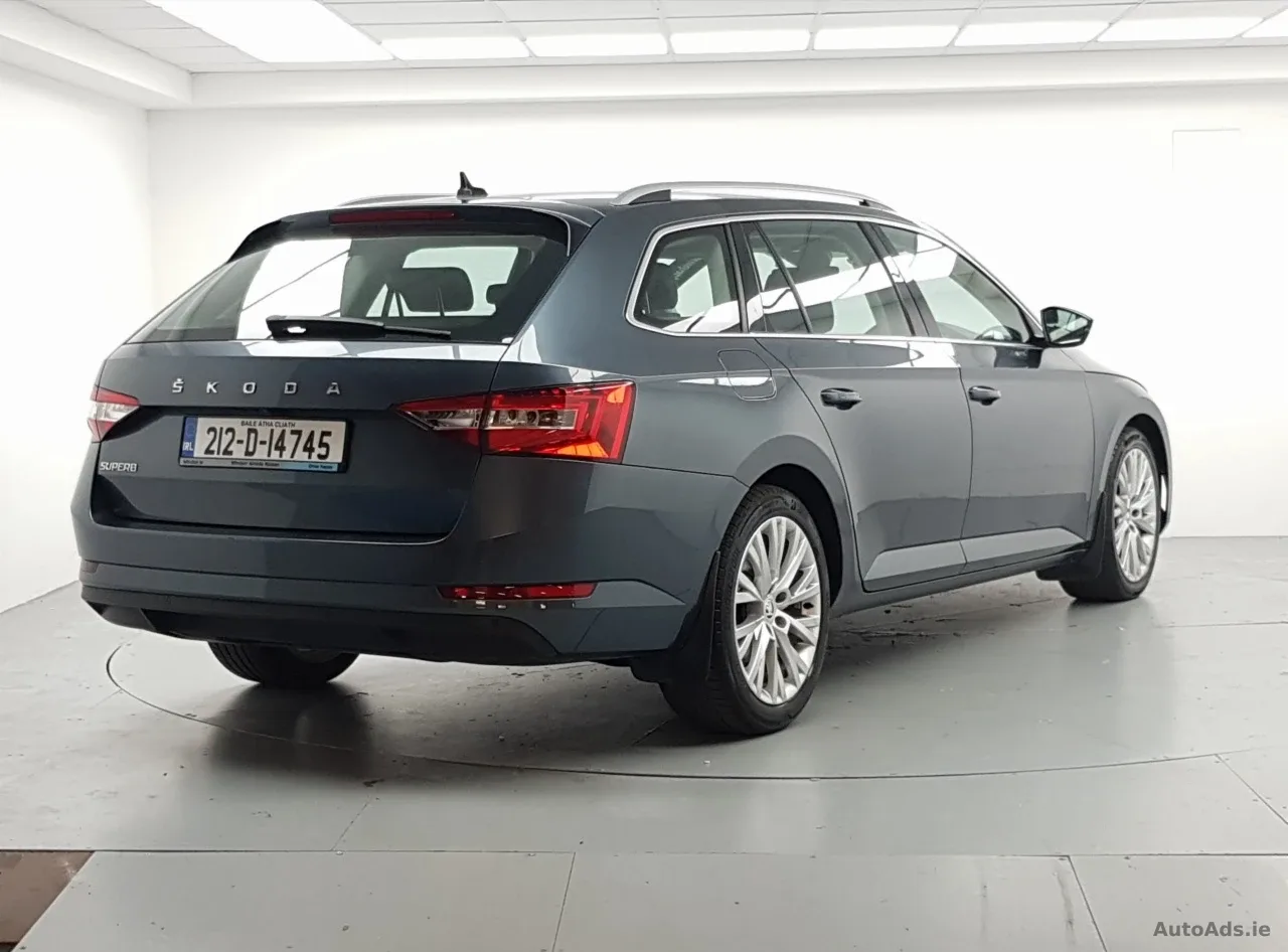 2021 Skoda Superb – photo 2