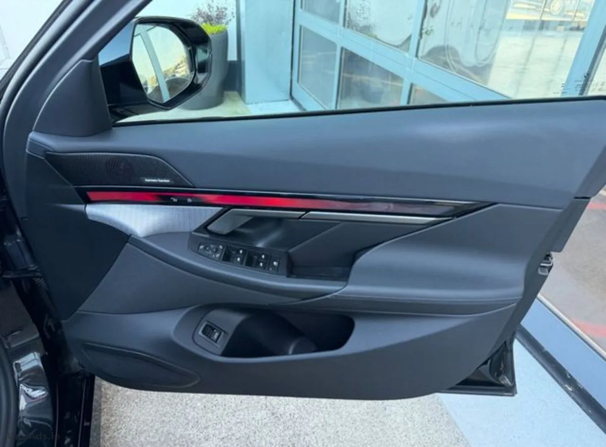 2025 BMW 5-Series – photo 16