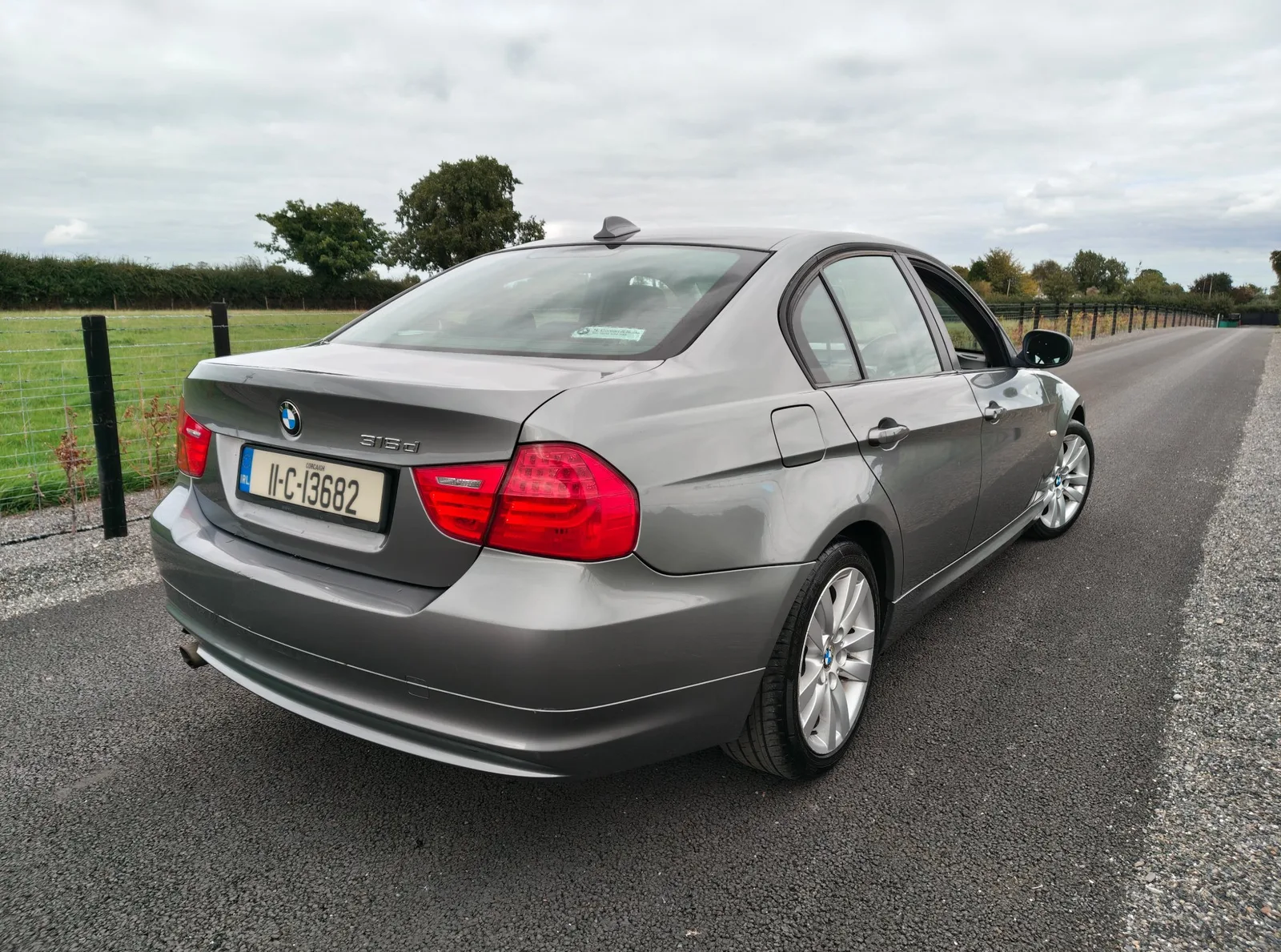 2011 BMW 3 Series – photo 3