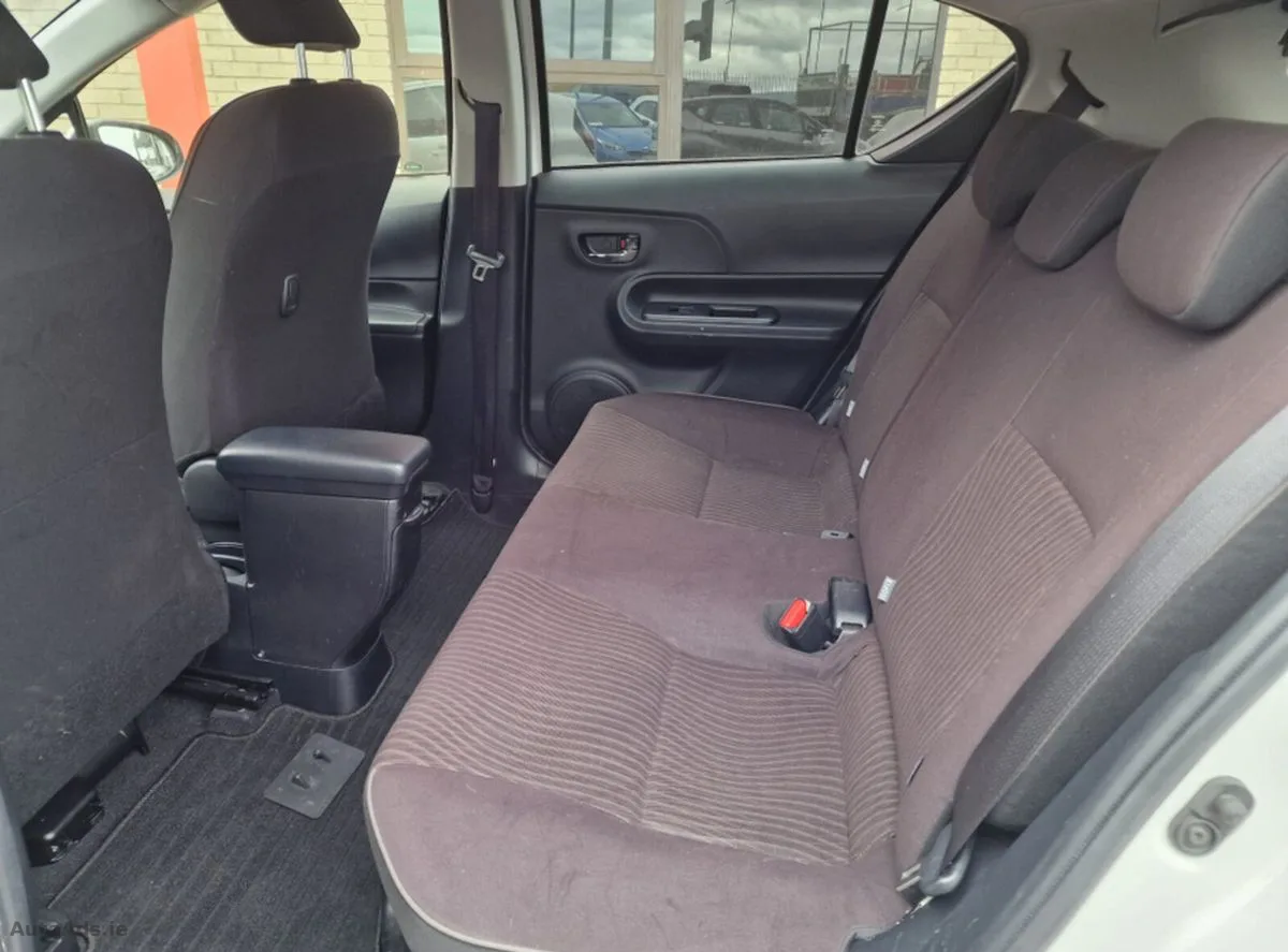 2017 Toyota Aqua – photo 12