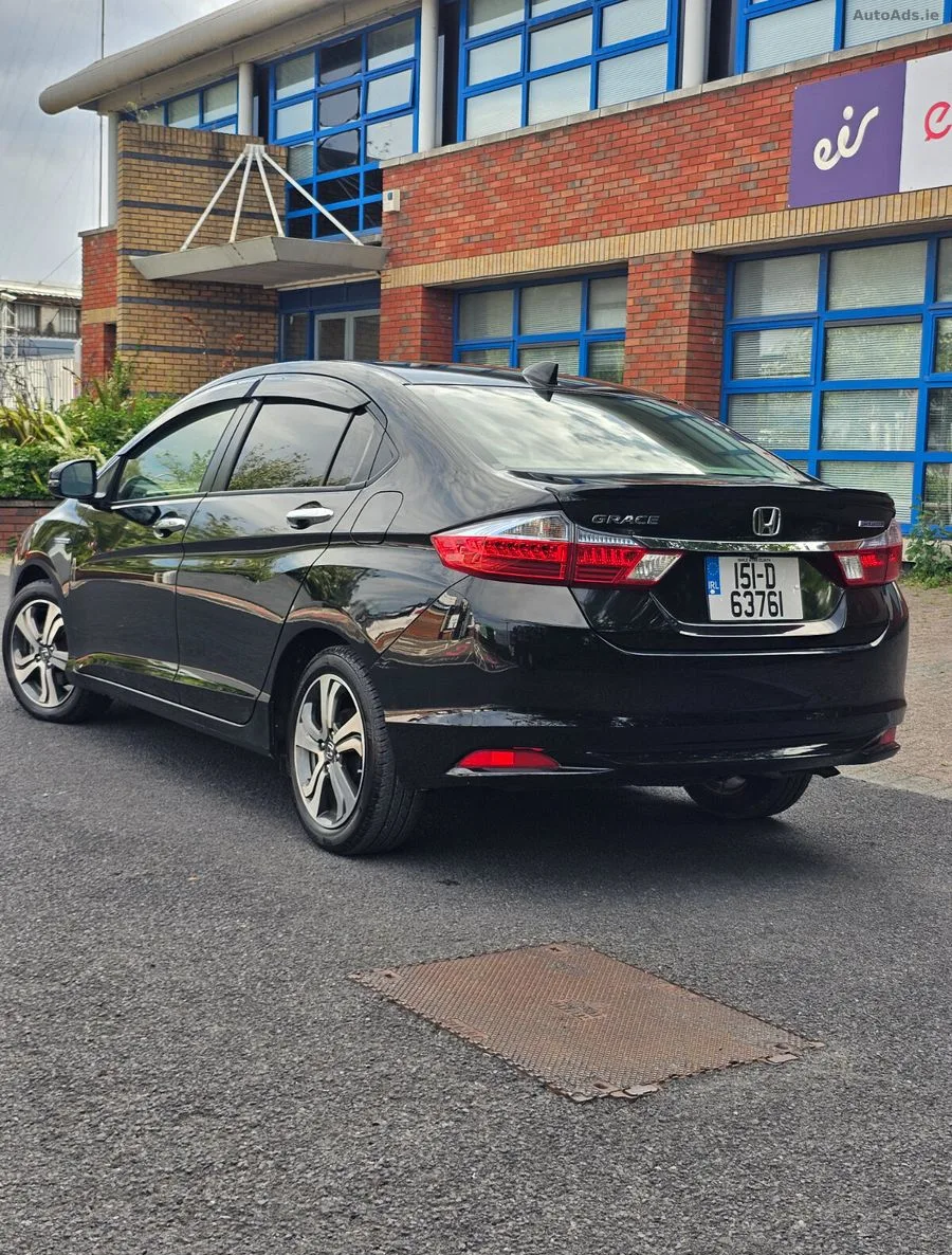 2015 Honda Grace – photo 2