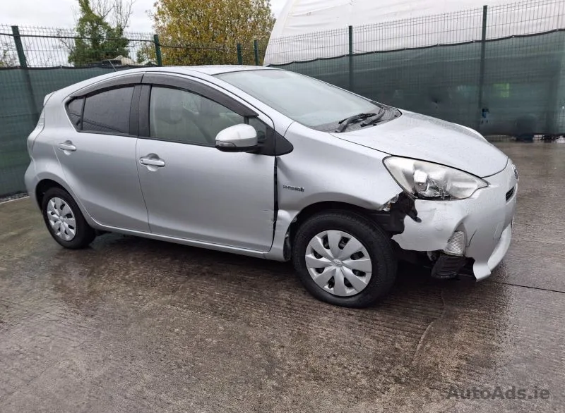 2014 Toyota Aqua – photo 2