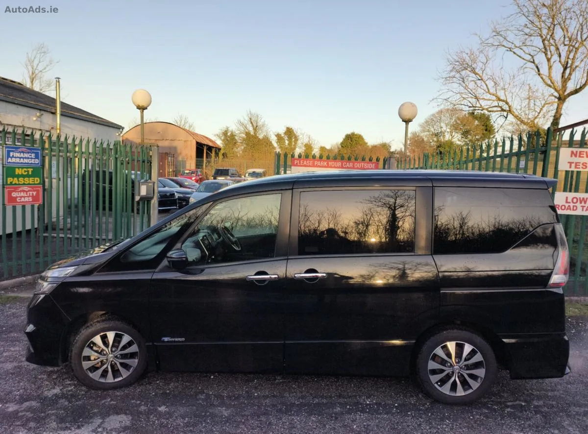 2017 Nissan Serena – photo 4