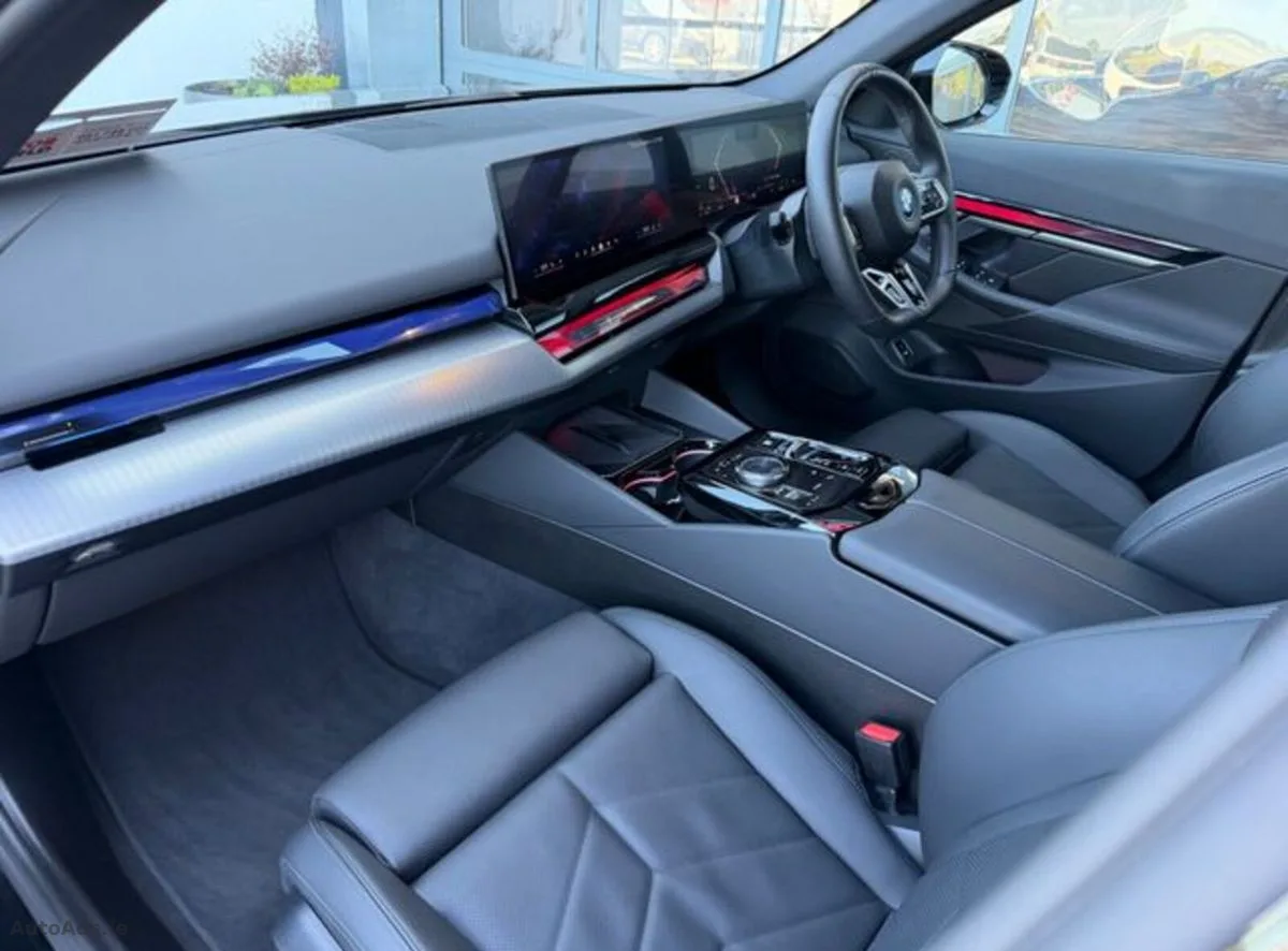 2025 BMW 5-Series – photo 12