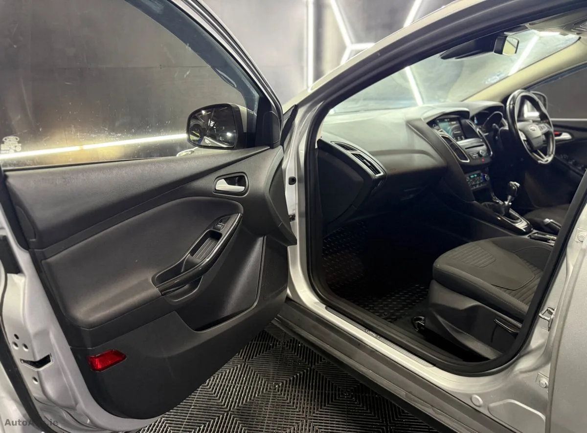 2017 Ford Focus – photo 19