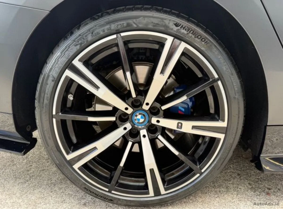 2025 BMW 5-Series – photo 11