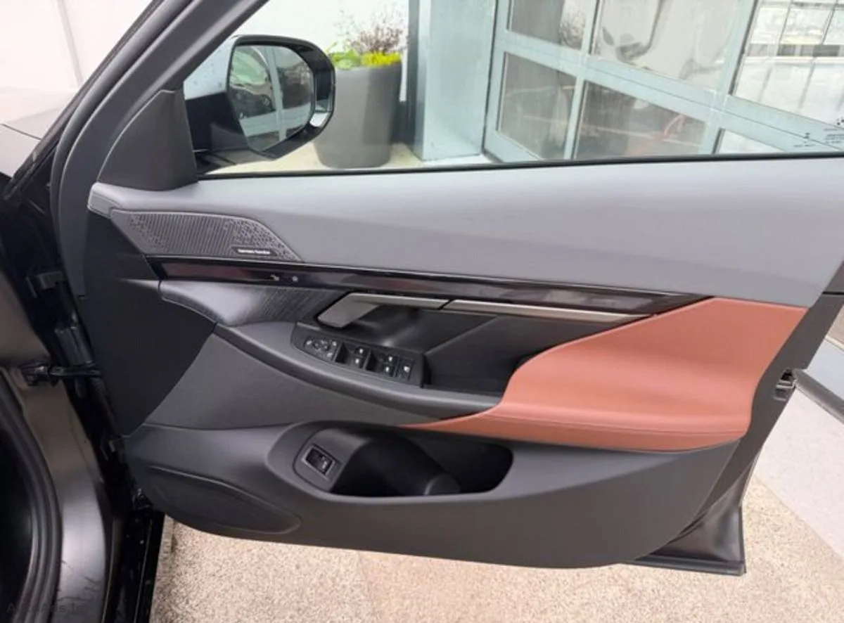2025 BMW 5-Series – photo 12