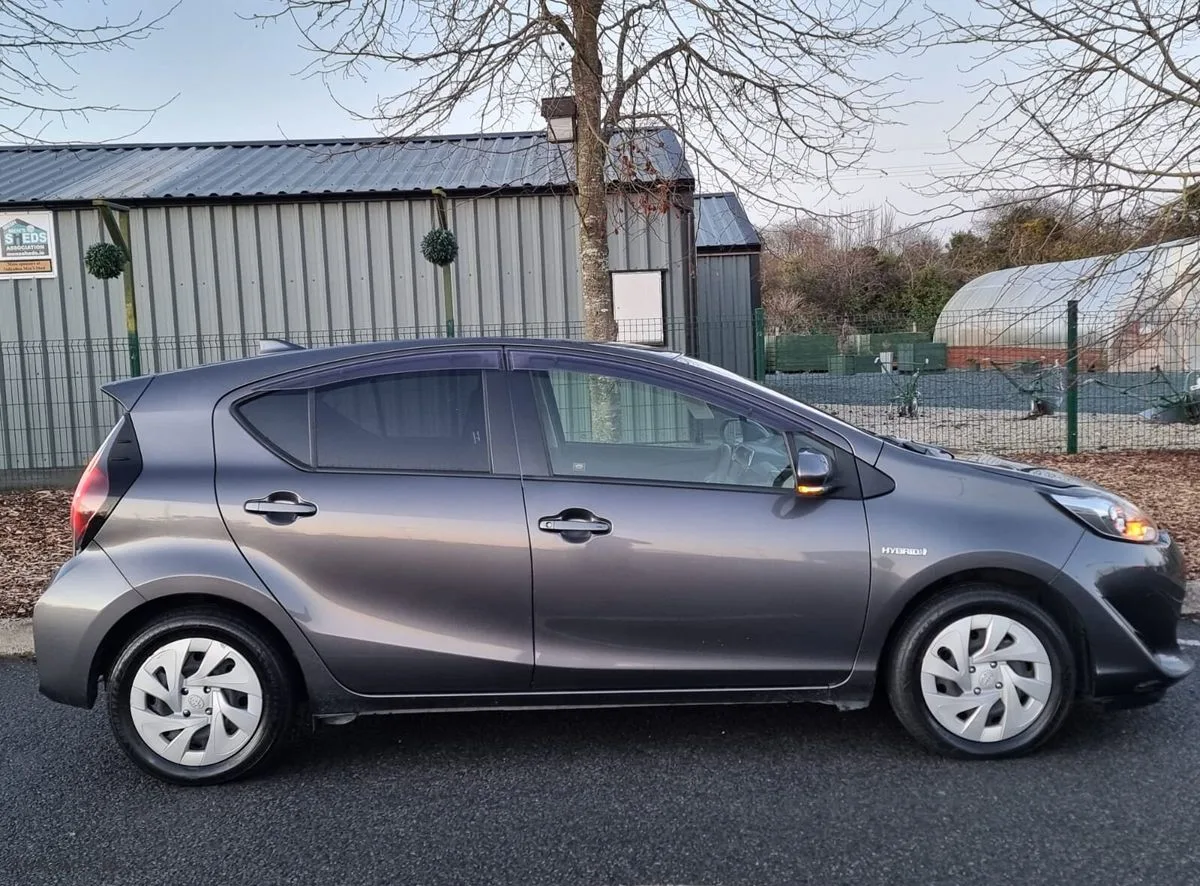 2020 Toyota Aqua – photo 2
