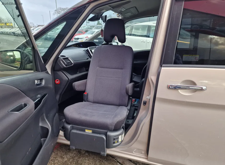 2017 Nissan Serena – photo 10