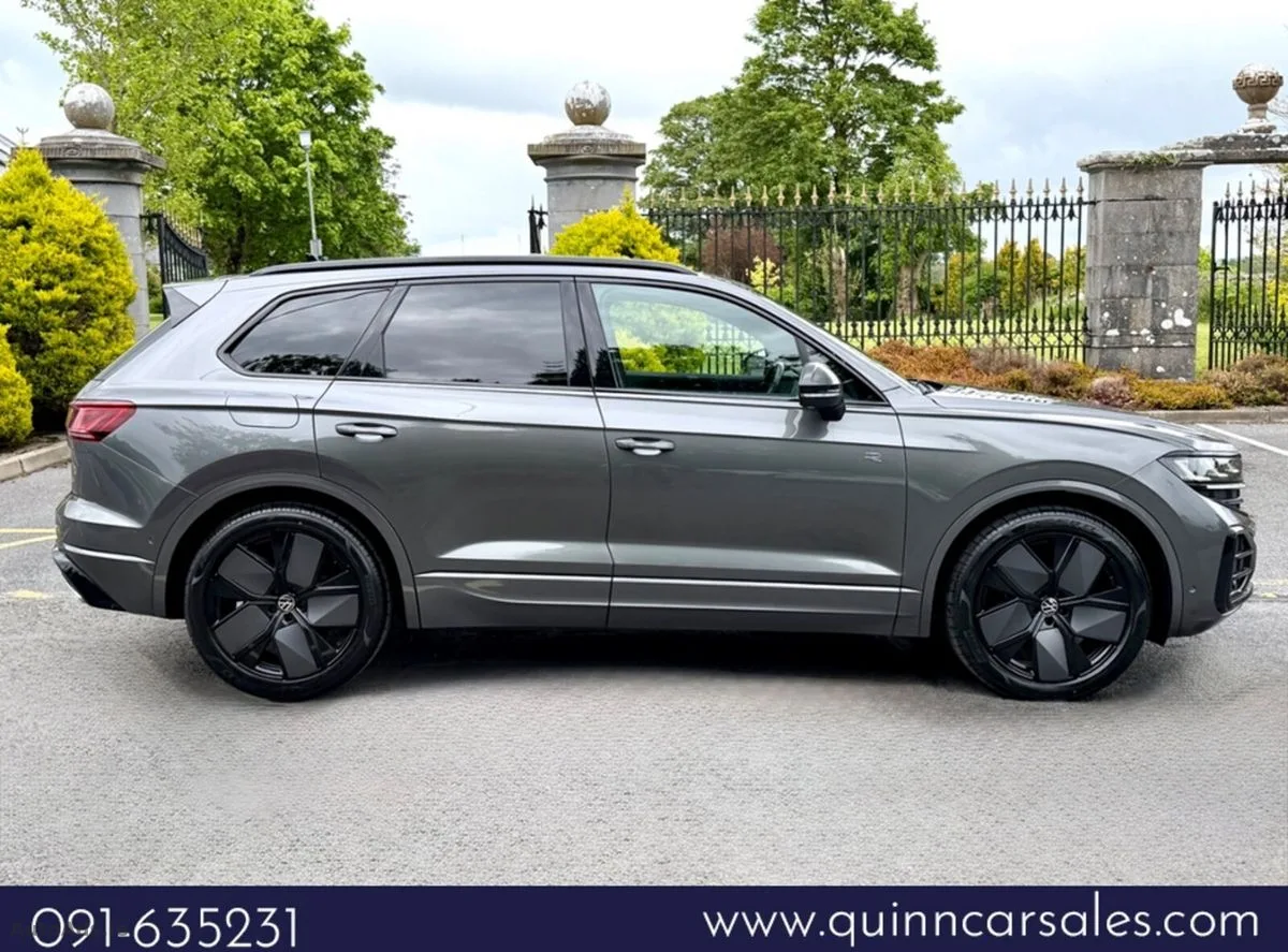 2024 Volkswagen Touareg – photo 2