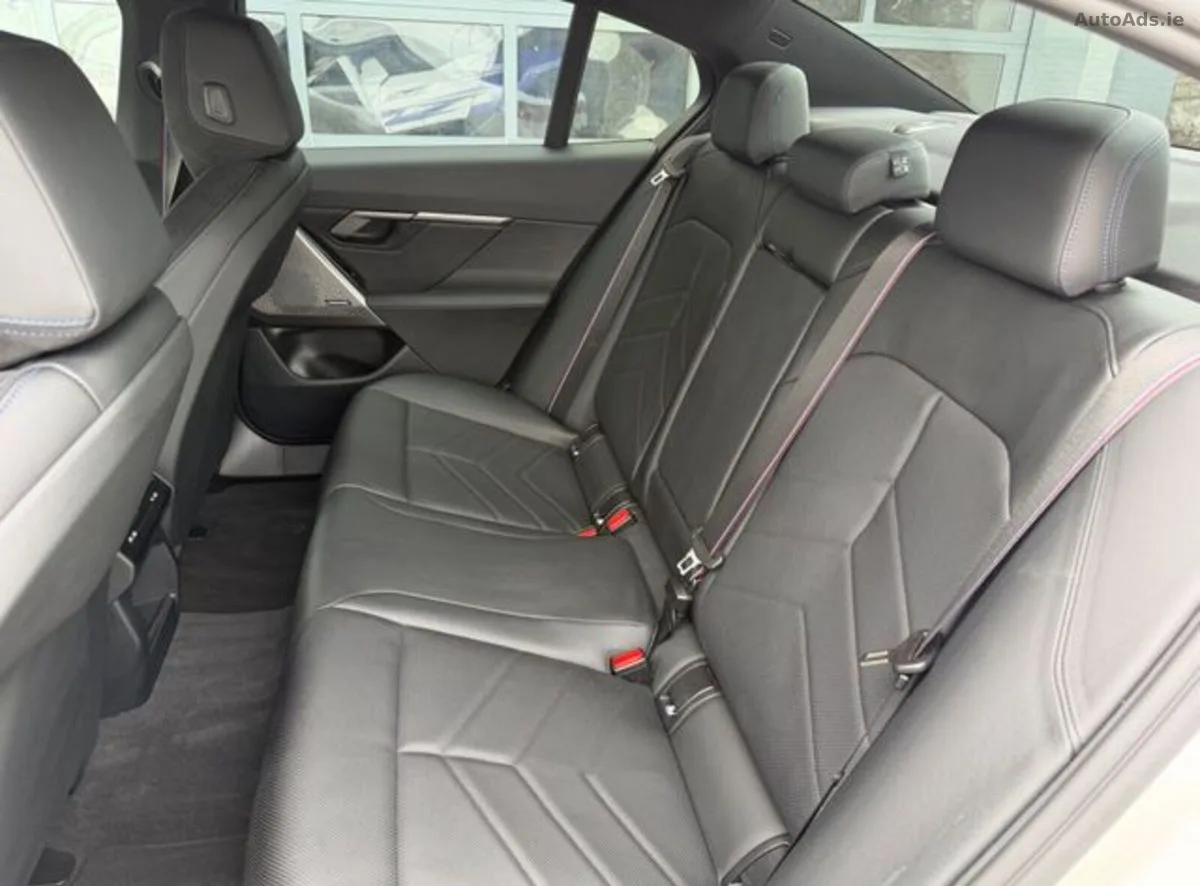 2025 BMW 5-Series – photo 15