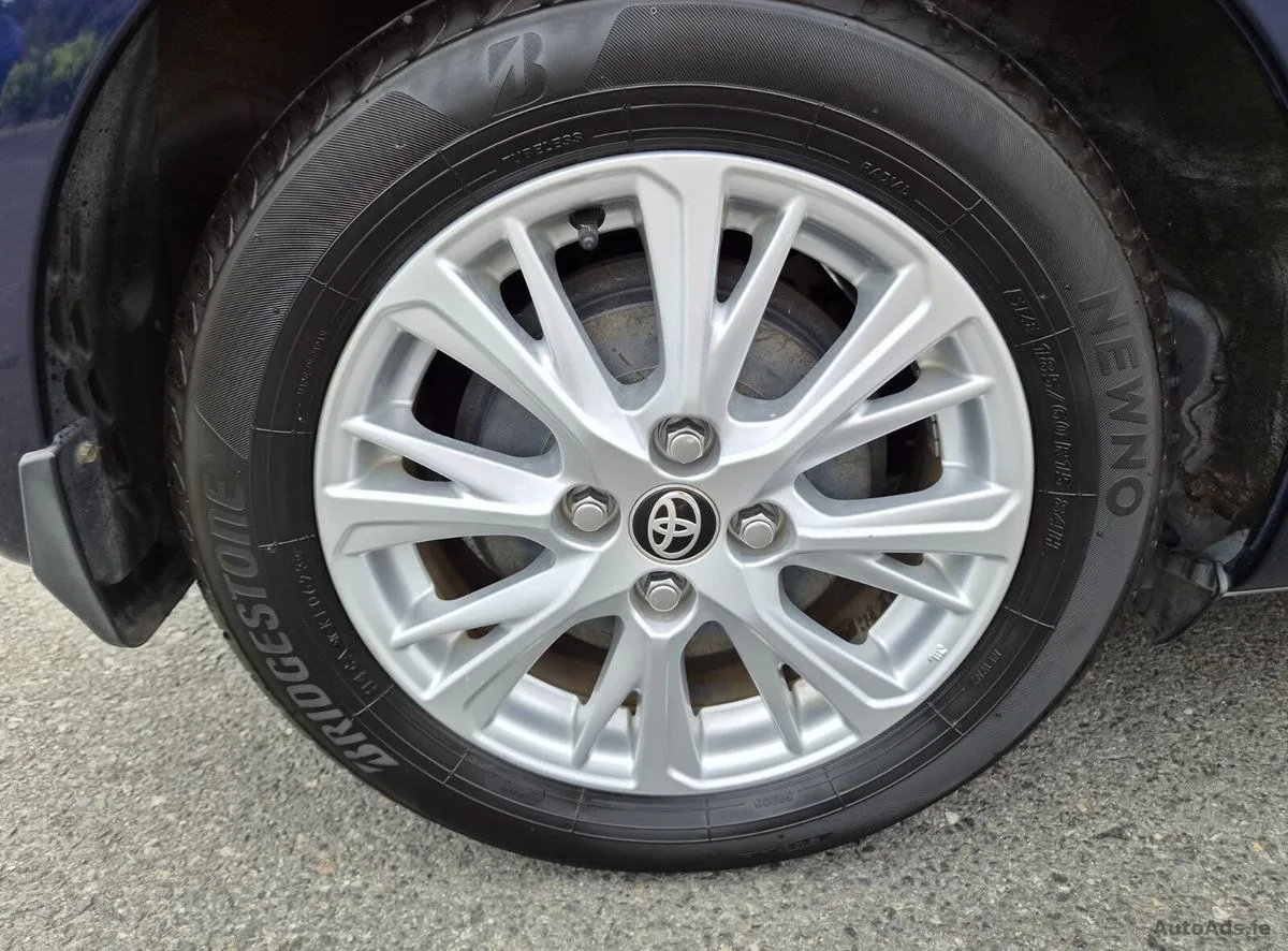 2017 Toyota Vitz – photo 12