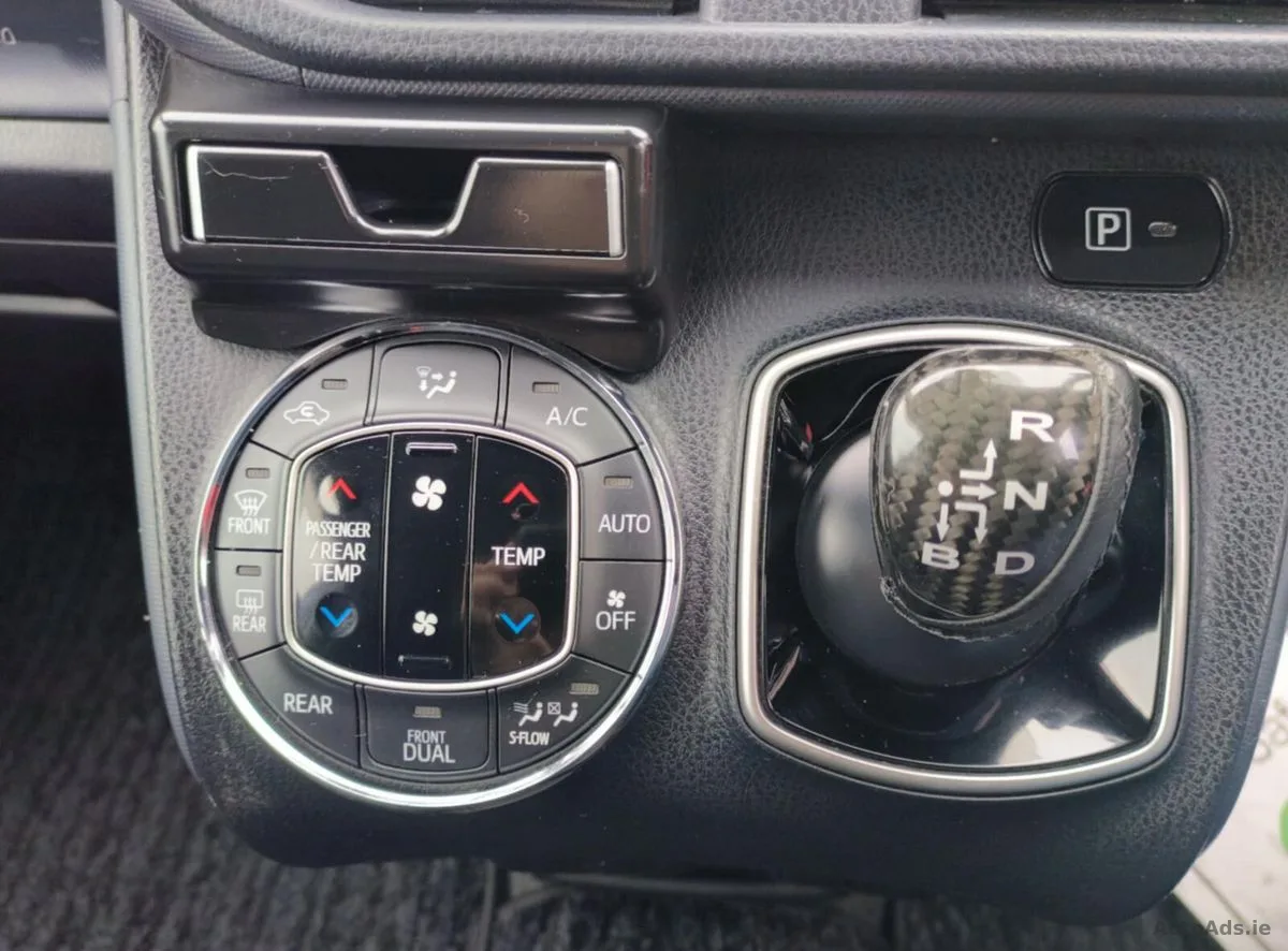 2016 Toyota Voxy – photo 12