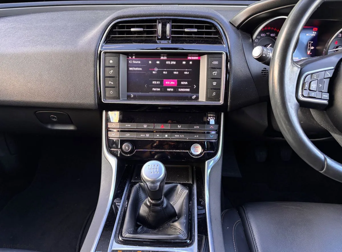 2016 Jaguar XE – photo 14